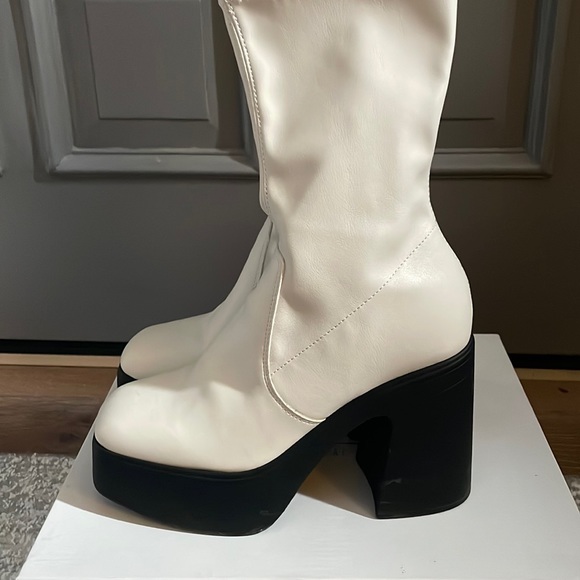 White platform boots - Picture 1 of 5